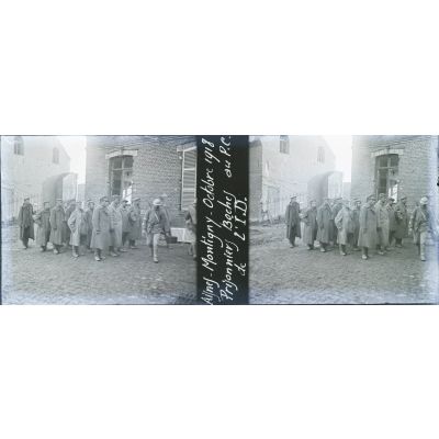 Aisnes. Montigny. Octobre 1918. Prisonniers Boches au P.C. de l'I.D. [légende d'origine]