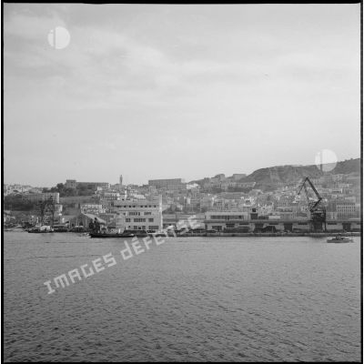 [Les docks et la ville d'Oran.]