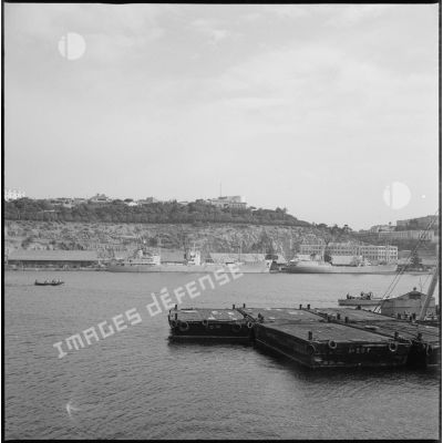[Des docks flottants dans le port d'Oran.]