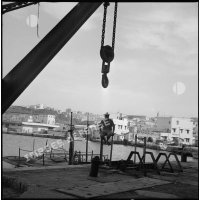 [Marin posant sur les docks du port d'Oran.]