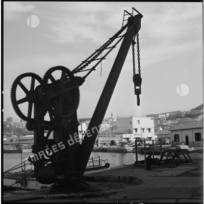 [Une grue portuaire sur un dock du port d'Oran.]