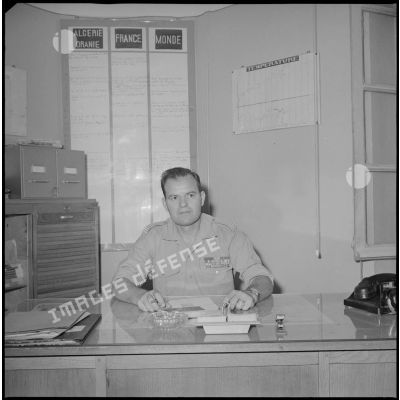 [Portrait d'un capitaine spahi du service presse (SP) du corps d'armée d'Oran (CAO) dans son bureau.]