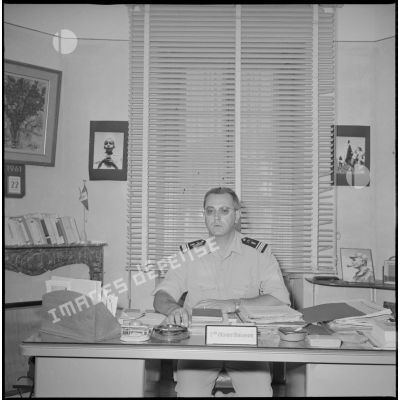 [Portrait du commandant Moisson dans son bureau du corps d'armée d'Oran (CAO)]