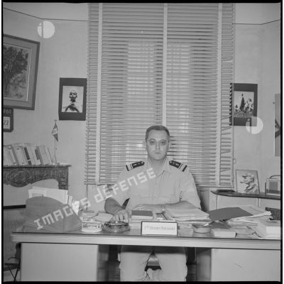 [Portrait du commandant Moisson dans son bureau du corps d'armée d'Oran (CAO)]