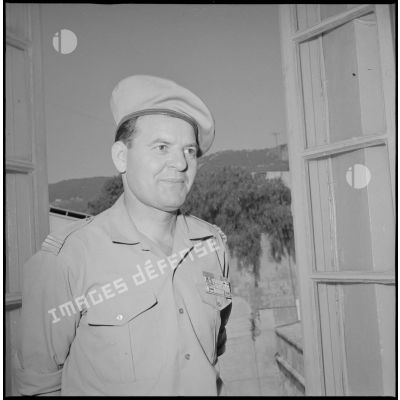 [Portrait d'un capitaine spahi du Service Presse (SP) du corps d'armée d'Oran.]