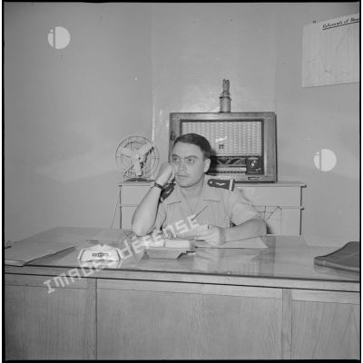 [Portrait d'un sous-lieutenant du service presse du corps d'armée d'Oran (CAO) à son bureau.]
