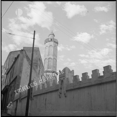 [Vue en contre-plongée du minaret de la Mosquée de Hassan Pacha à Oran.]