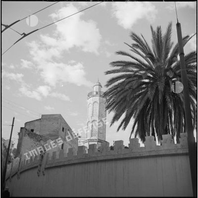 [Vue en contre-plongée du minaret de la Mosquée de Hassan Pacha à Oran.]