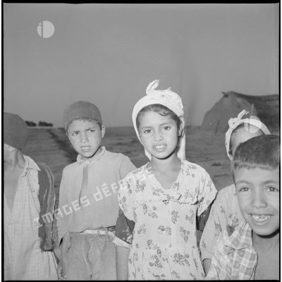 [Portrait d'enfants algériens dans un village de regroupement à Aïn Sekhouna.]