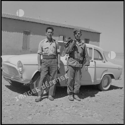 [Portrait de deux soldats devant une voiture à Kraffalah.]