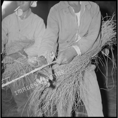 [Ouvriers algériens fabriquant des cordes à partir d'alfa à Kraffalah.]