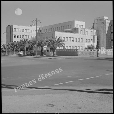 [Les bâtiments du lycée Colonel Lofti à Oran.]