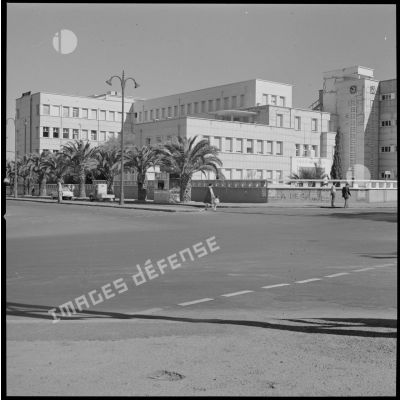 [Les bâtiments du lycée Colonel Lofti à Oran.]