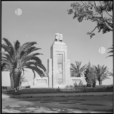 [Le monument aux morts d'Oran.]