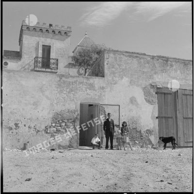 [Famille posant devant l'entrée d'un château près d'Oran.]