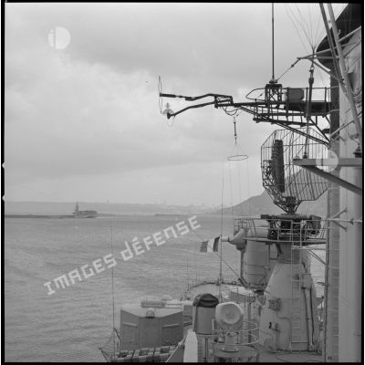 [La proue et la tour de contrôle du croiseur Colbert à Oran.]