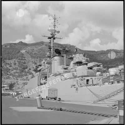 [Le croiseur Colbert amarré dans le port d'Oran.]