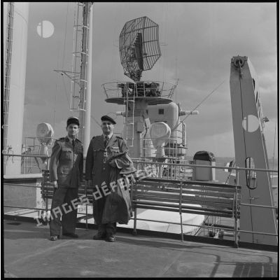 [Commandant de l'armée de Terre et aumônier militaire posant sur le croiseur Colbert à Oran.]