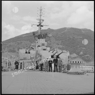 [Aumôniers militaires et officiers de la Marine nationale posant à bord du Colbert à Oran.]