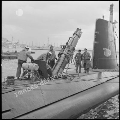 [Marins devant le kiosque du sous-marin Amazone (Q239) dans la base navale de Mers el-Kébir.]