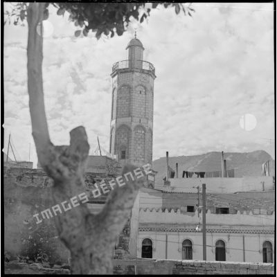 [Le minaret de la mosquée Hassan Pacha à Oran.]