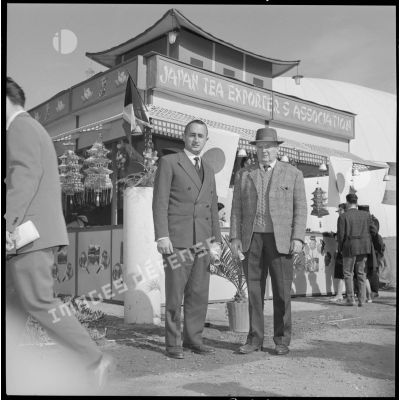 [Hommes posant devant le stand Japan Tea Exporters Association lors d'un salon à Oran.]