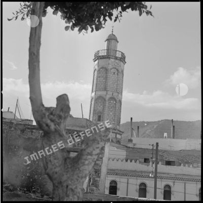 [Le minaret de la mosquée Hassan Pacha à Oran.]