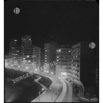 [Vue de nuit sur des immeubles du front de mer d'Oran.]