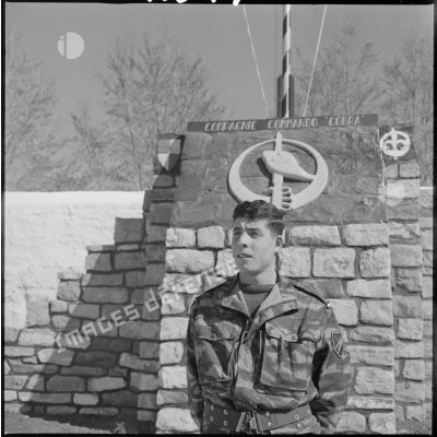 [Portrait d'un aspirant devant le poste de commandement du commando Cobra près de Saïda.]