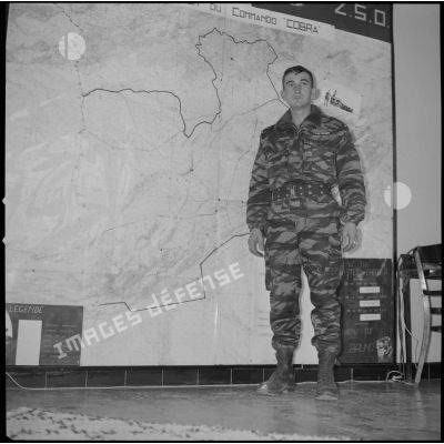 [Portrait d'un sergent devant la carte du secteur opérationnel des Cobra à la ferme Rouge.]