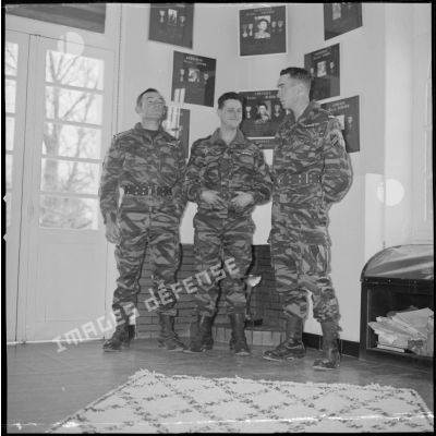[Portrait de trois chefs de stick du commando Cobra dans la salle d'honneur de la ferme Rouge, près de Saïda.]