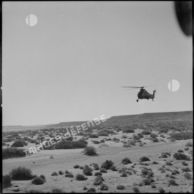 [Hélicoptère-cargo survolant le djebel des Ksour lors d'une opération du commando Cobra.]