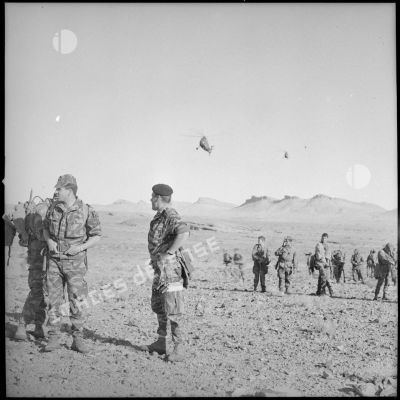 [Le capitaine Gaget et ses hommes attendant l'arrivée des hélicoptères lors d'une opération dans les Ksour.]