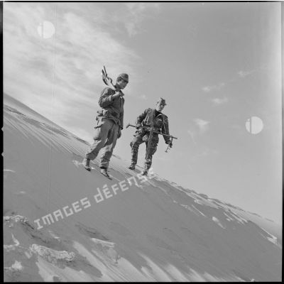 [Deux soldats du commando Cobra en opération dans les dunes des Ksour.]