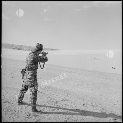 [Tir au pistolet-mitrailleur par un soldat du commando Cobra lors d'une opération dans les Ksour.]