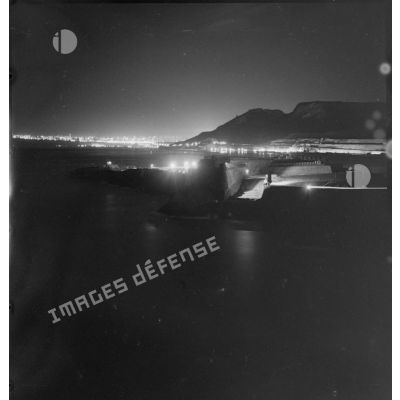 [Vue de nuit sur le Fort Lamoune.]