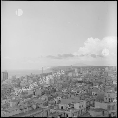 [Vue générale de la ville d'Oran bordant la mer.]