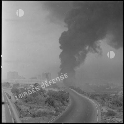 [Route menant au port d'Oran en feu.]