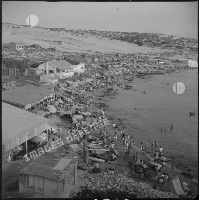 [Population civile au bord d'une plage d'Oran.]