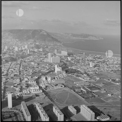 [Vue aérienne de la ville d'Oran bordant les côtes de la mer Méditérannée.]