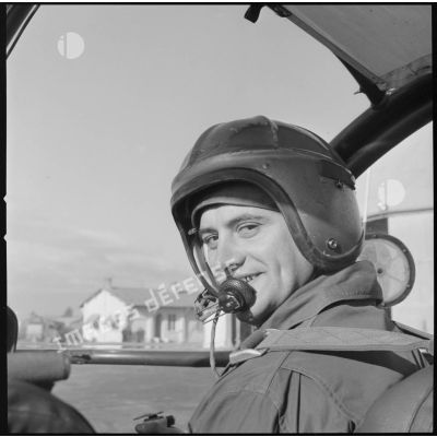 [Portrait d'un pilote de l'aviation légère de l'Armée de Terre (ALAT).]