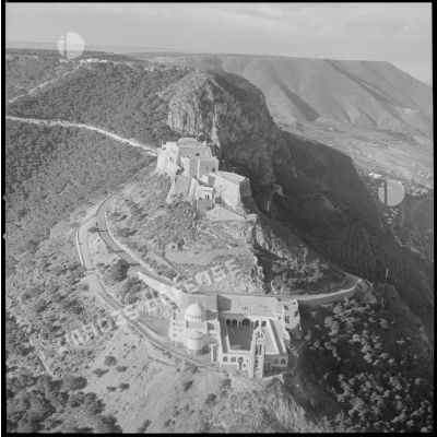[Vue aérienne de la chapelle et du fort de Santa Cruz.]