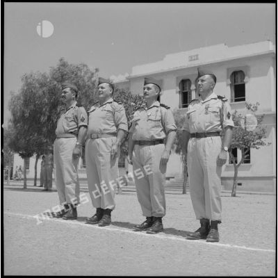 [Officiers du 2e régiment de zouaves (RZ) se tenant au garde-à-vous à l'occasion d'une remise de décorations à la caserne Magenta.]