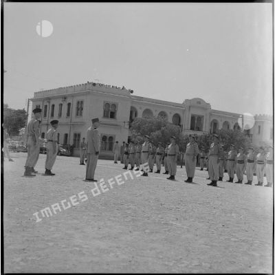 [Soldats du 2e régiment de zouaves (RZ) se tenant au garde-à-vous à l'occasion d'une remise de décoration à la caserne Magenta.]
