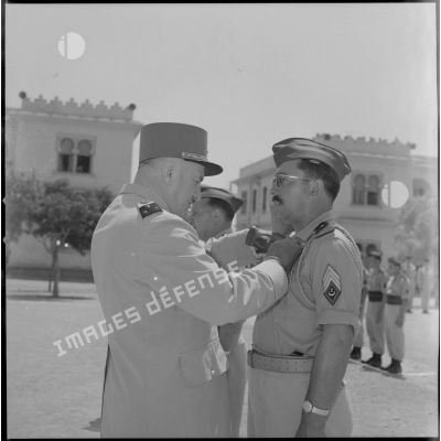 [Général de division Katz remettant une décoration à un soldat du 2e régiment de zouaves (RZ).]