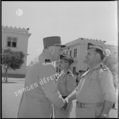 [Général de division Katz serrant la main d'un soldat du 2e régiment de zouaves (RZ).]