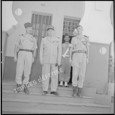 [Commandant Pinta, général de division Katz et commandant Benoist d'Azy du 2e régiment de zouaves (RZ) posant à la caserne Magenta.]