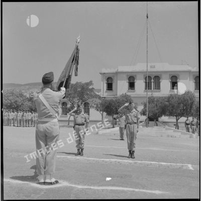 [Commandant Pinta, commandant Benoist d'Arzy et général de division Katz saluant le drapeau.]