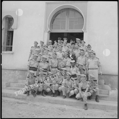 [Soldats du 2e régiment de zouaves (RZ) posant pour une photographie de groupe à la caserne Magenta.]