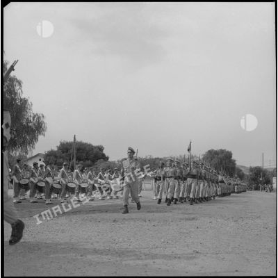 [Soldats du 2e régiment de zouaves (RZ) défilant à l'occasion d'une cérémonie à la caserne Magenta.]